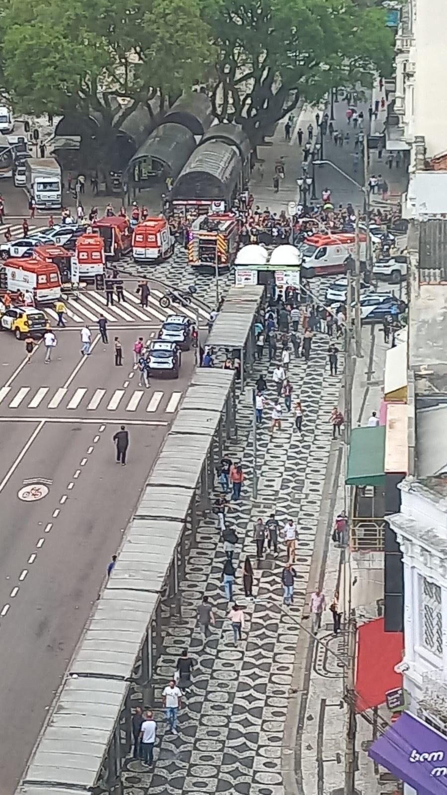 Carro descontrolado invade praça Tiradentes em Curitiba mata uma pessoa e mais vítimas em estado grave