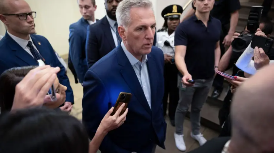 Destituição histórica de presidente da Câmara dos EUA adiciona mais uma fonte de turbulência aos mercados