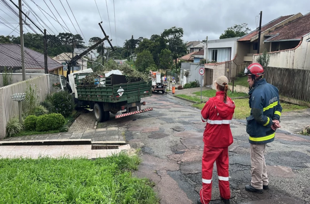 Homem morre em Curitiba prensado após caminhão perder o freio