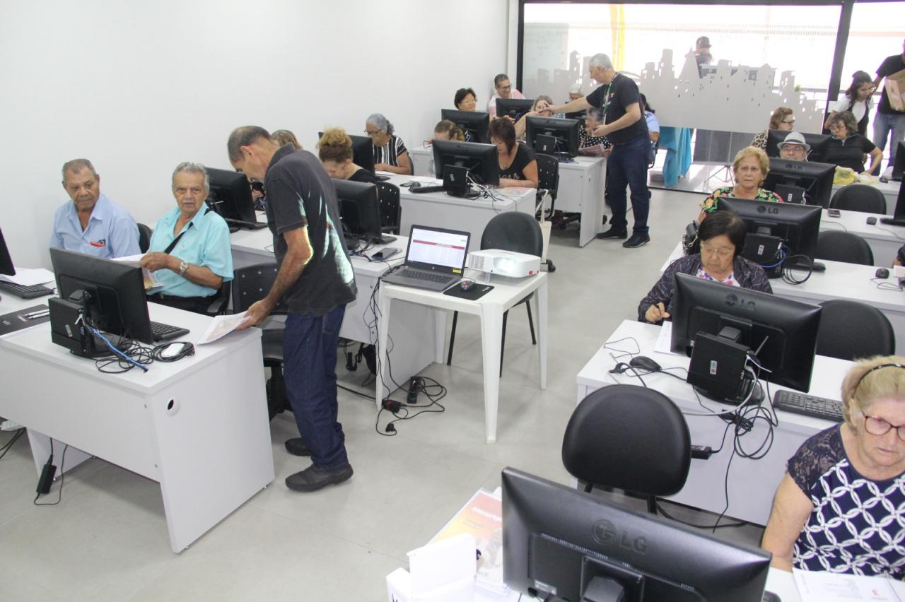 Procon Maringá participa de parceria em curso para idosos sobre internet