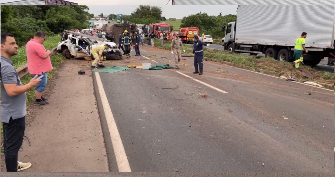 GRAVE ACIDENTE - Colisão na br-376 entre dois carros e um caminhão na BR-376 próximo a Marialva