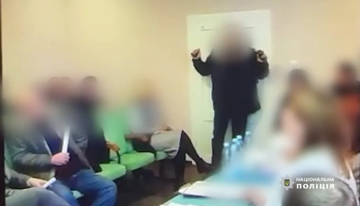 ENFURECIDO - Homem detona granadas durante sessão de Câmara na Ucrânia