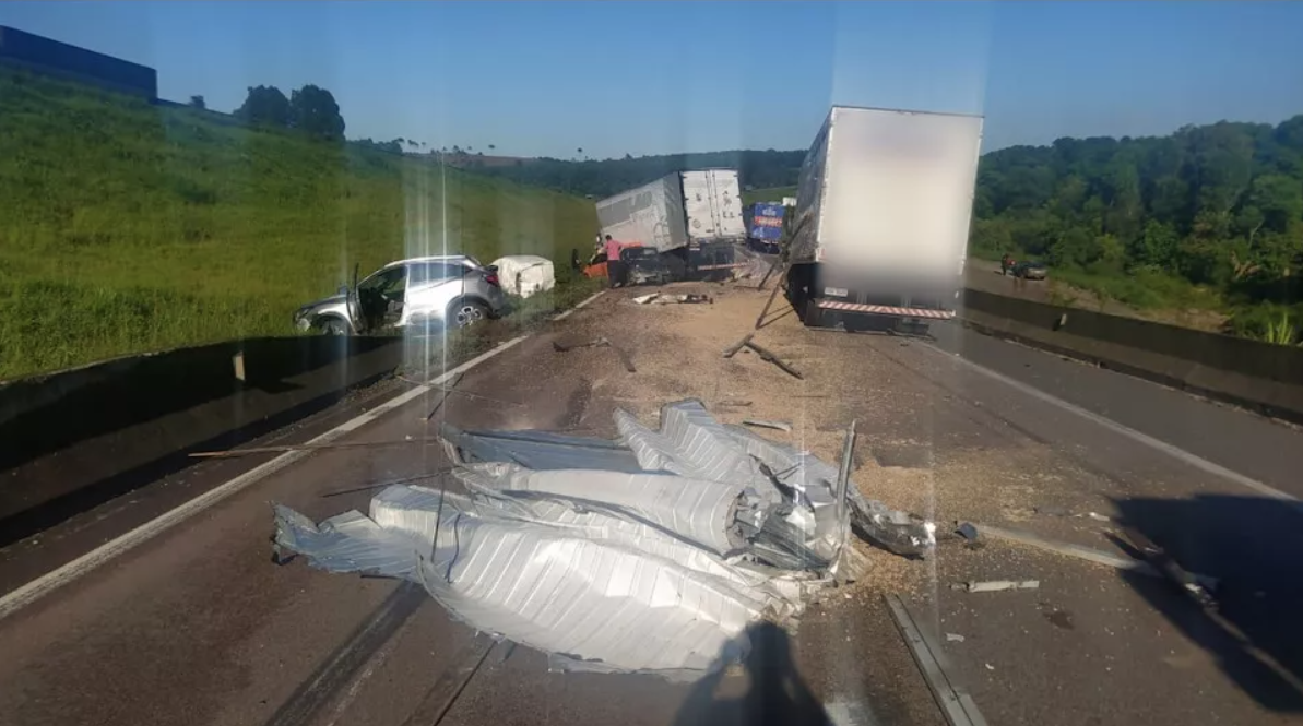 ACIDENTE NA BR-277 - Engavetamento e morte causa interdição total na BR-277