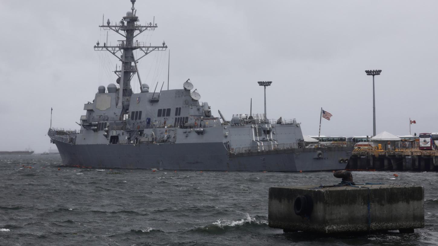 Estados Unidos abatem míssil disparado por Houthis contra navio norte-americano