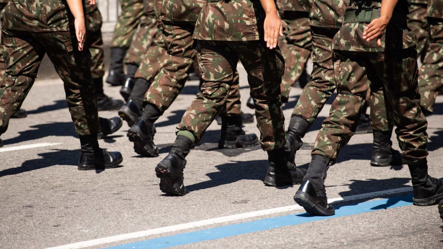 Exército alega fisiologia e defende veto a mulheres em função de combate