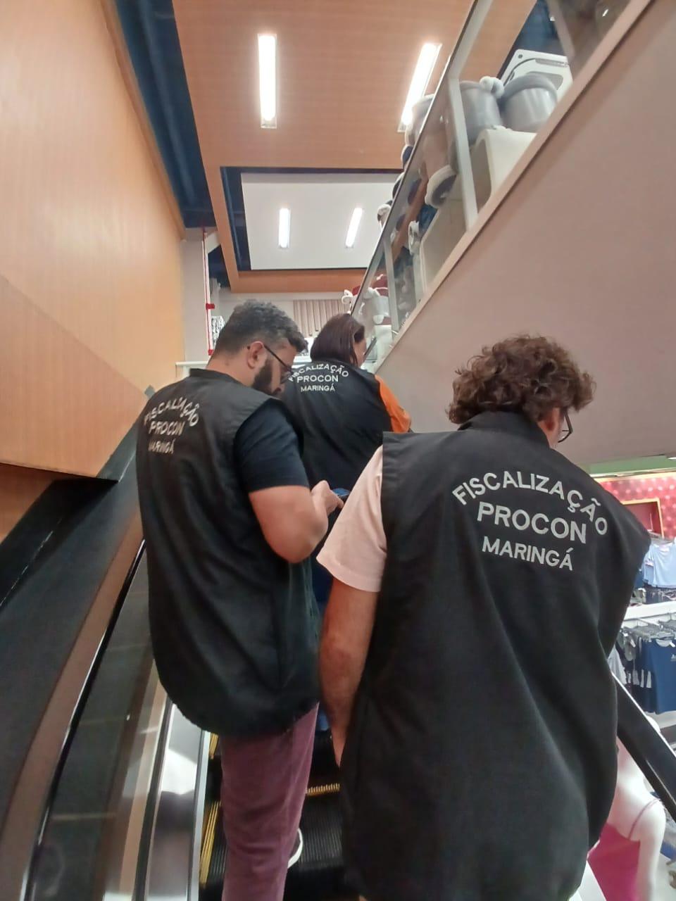 Procon Maringá vistoria loja de departamento sobre promoção