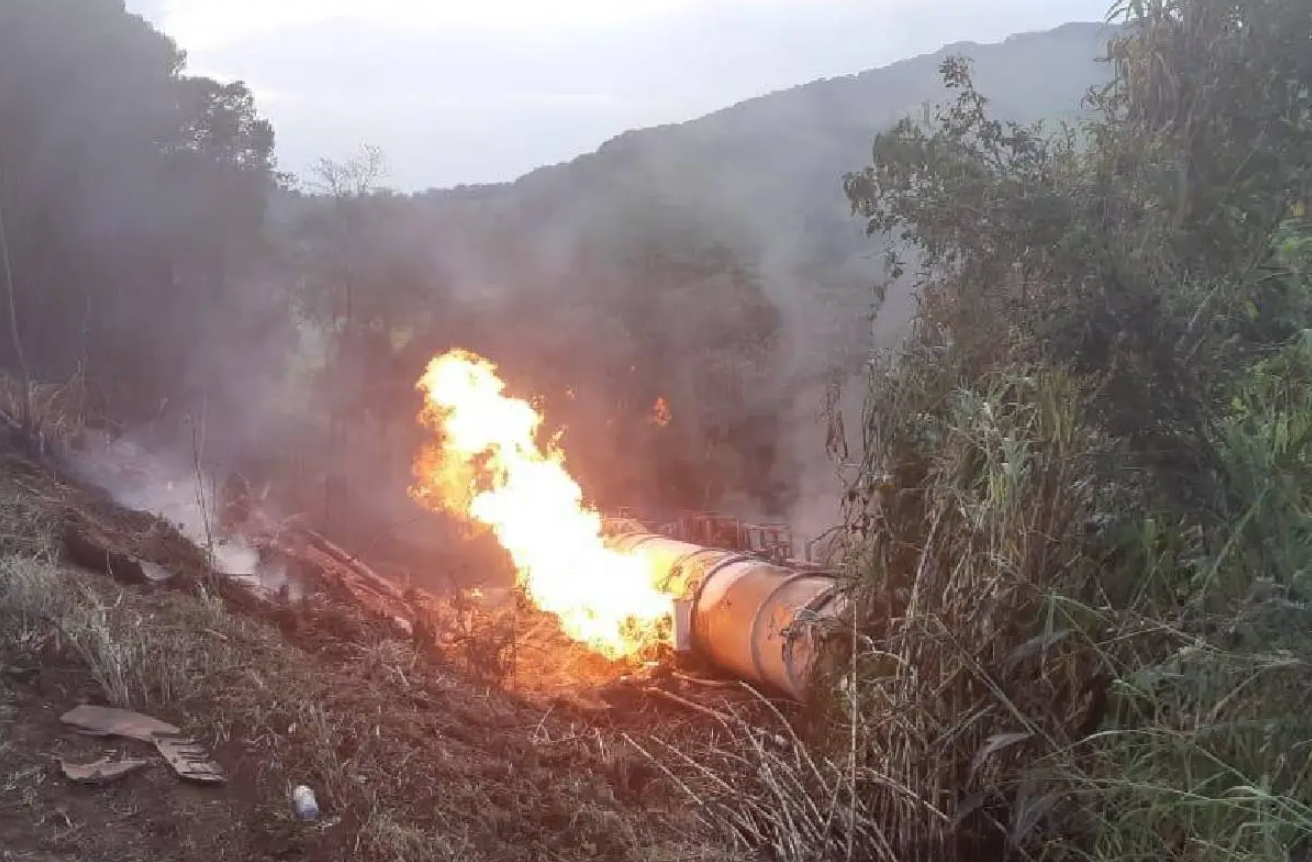 ACIDENTE - Criança morre carbonizada após caminhão com álcool pegar fogo na BR-376