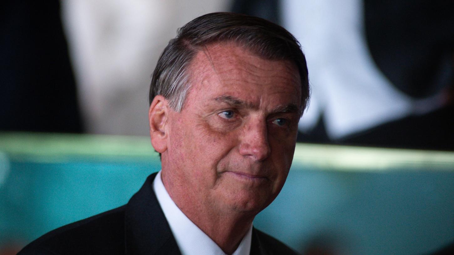 Bolsonaro é alvo de operação, e PF dá 24 horas para que ele entregue passaporte