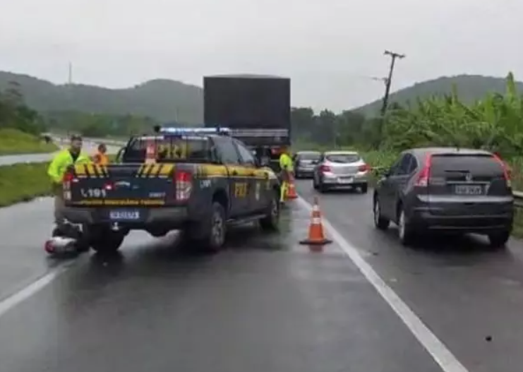 Morte na BR-277- Mulher morre após moto bater na traseira de caminhão e rodovia é bloqueada