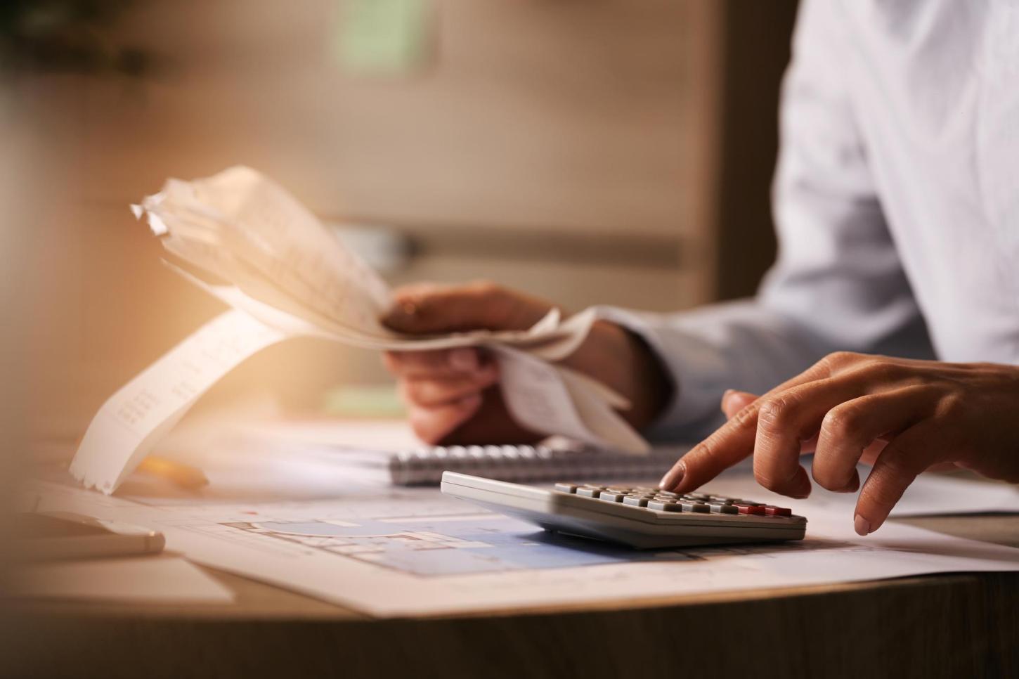 Pesquisa revela que 44% dos trabalhadores se irritam em casa por causa da falta de dinheiro no final do mês