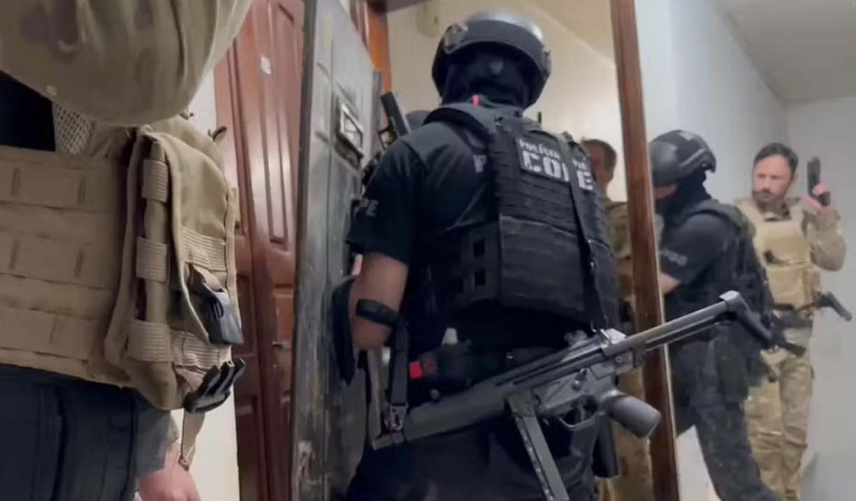 Polícia cumpre mais de 100 mandados de prisão contra grupo suspeito de tráfico de drogas e homicídios