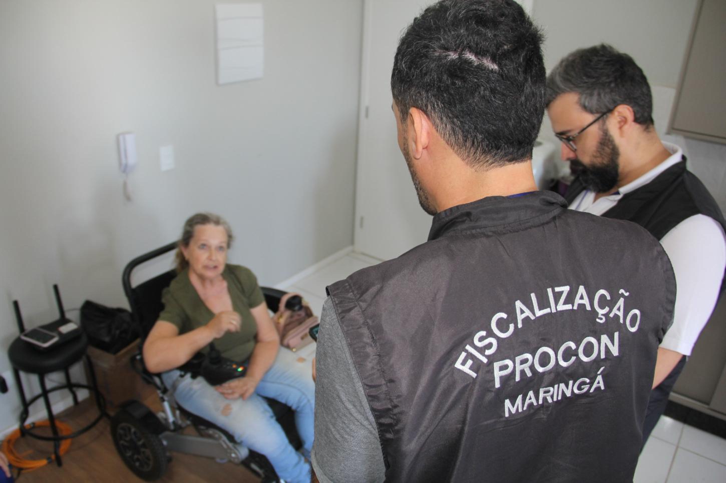 Procon de Maringá ajuda idosa cadeirante a receber móveis pagos