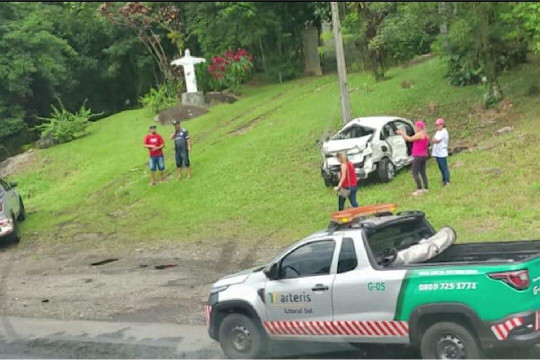 Acidente deixa dois mortos na BR-376 e rodovia chegou a ficar totalmente bloqueada