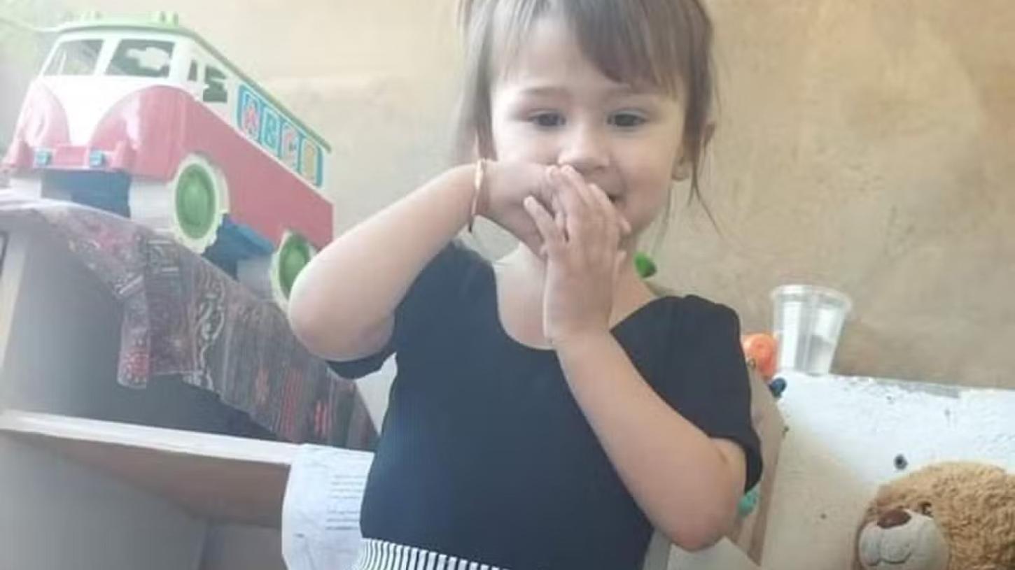 Corpo de menina desaparecida é encontrado: 'Morreu de tanto apanhar'