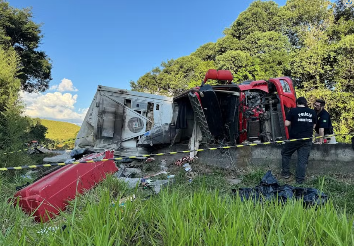 Motorista morre ao tombar caminhão em uma curva da BR-277 em Candói
