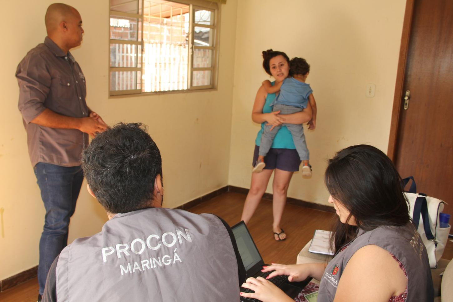 Procon Maringá atende consumidora que reclama de cobrança indevida da telefonia Vivo