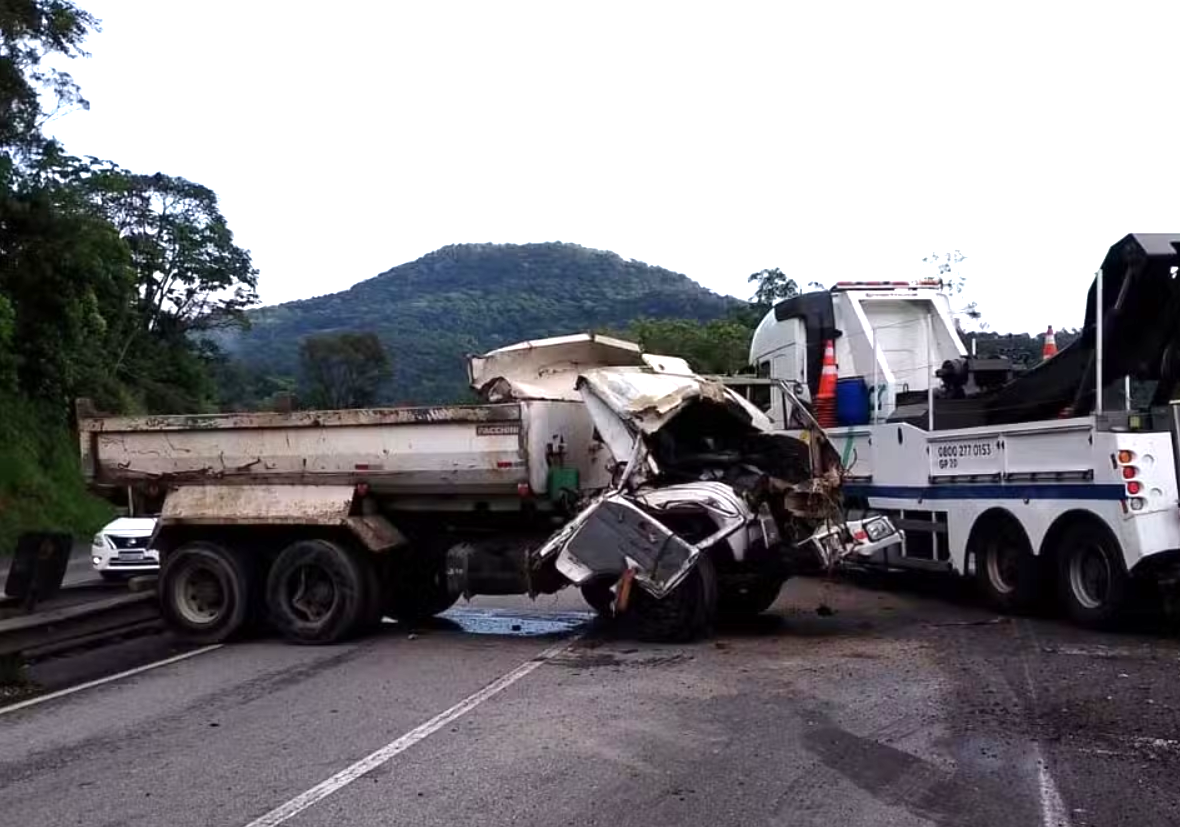 BR-277 é totalmente liberada após acidente com caminhão, em Morretes