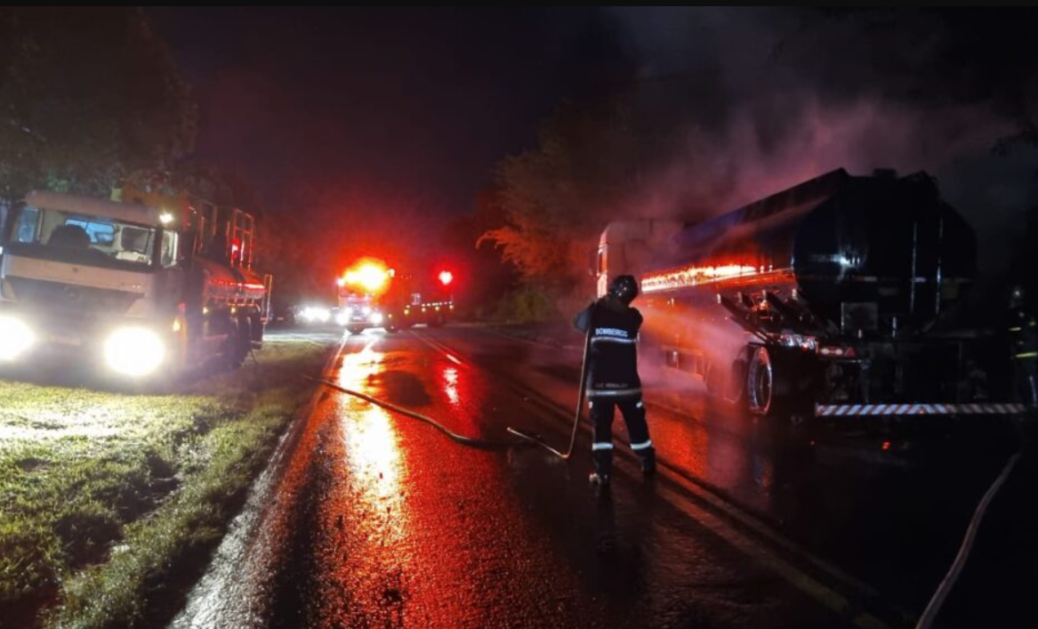 Caminhão carregado com etanol pega fogo em Nova Londrina na PR-182