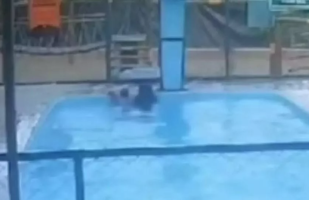 Mãe é presa ao tentar afogar a filha de seis meses em piscina; Veja o vídeo