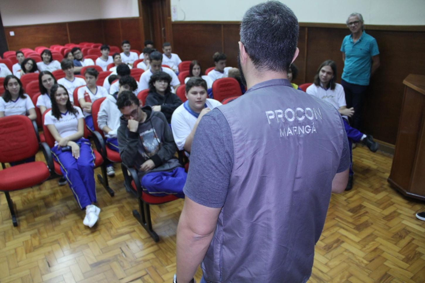 Procon Mirim de Maringá orienta alunos sobre educação financeira