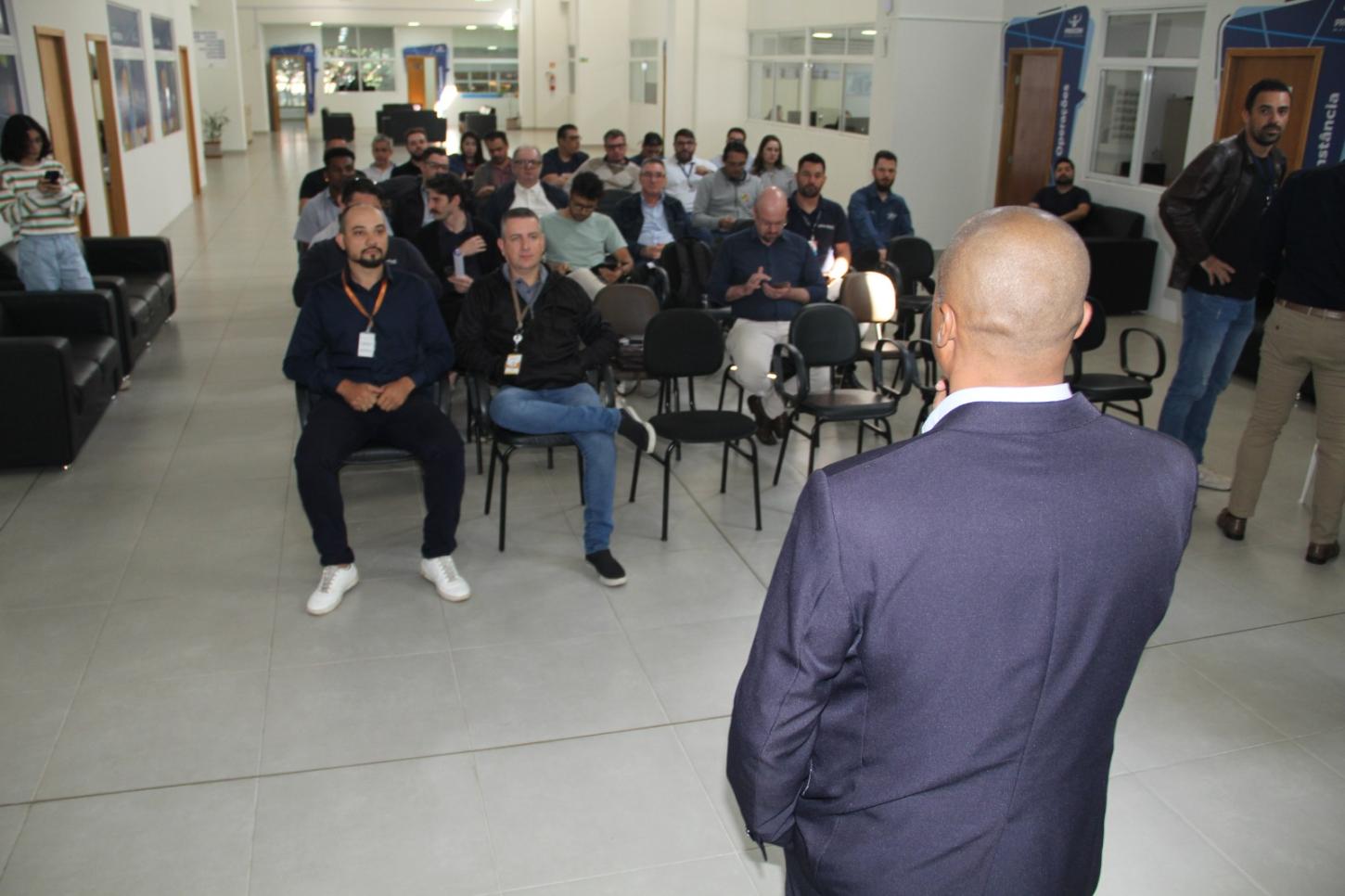 Grupo de trabalho vai remover fiação caída nas vias de Maringá