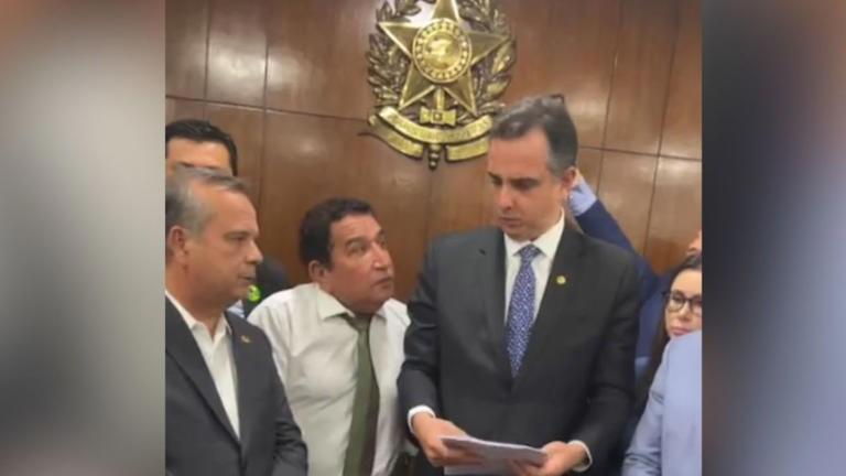 Congressistas entrega pedido de impeachment de Alexandre de Moraes a Pacheco