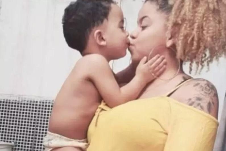 MACABRO: Corpo de mulher que decapitou o próprio filho em ritual é desenterrado e queimado por populares