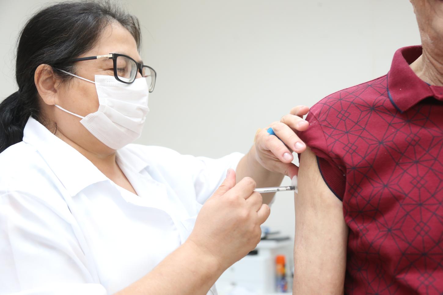 Maringá recebe nova remessa de vacinas contra Covid-19 e retoma vacinação nesta quarta, 30