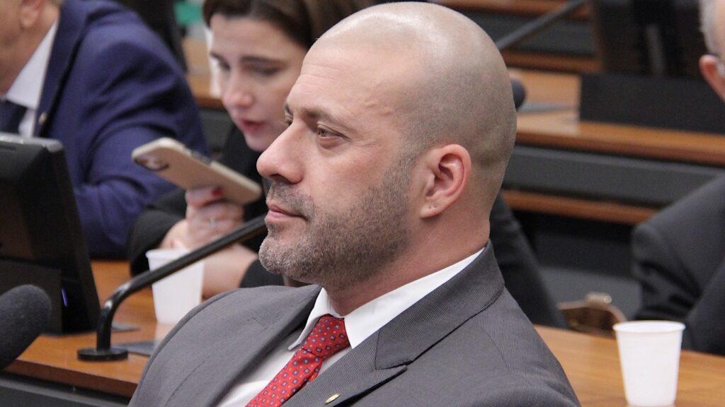 Ministro Alexandre de Moraes manda o ex-deputado Daniel Silveira para o regime semiaberto