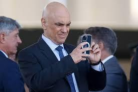 Alexandre de Moraes pede apoio na regulamentação das redes sociais após explosões em Brasília