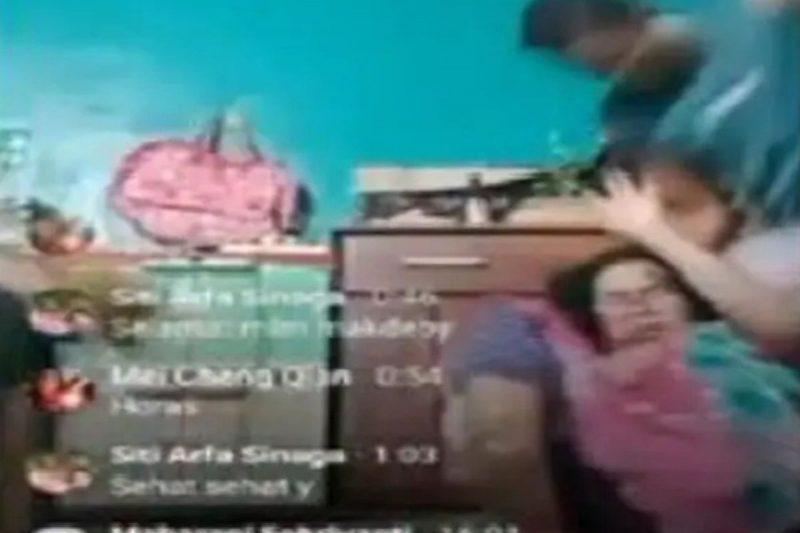 MACABRO: Homem mata esposa a facadas durante karaokê transmitido ao vivo e choca internet VÍDEO: