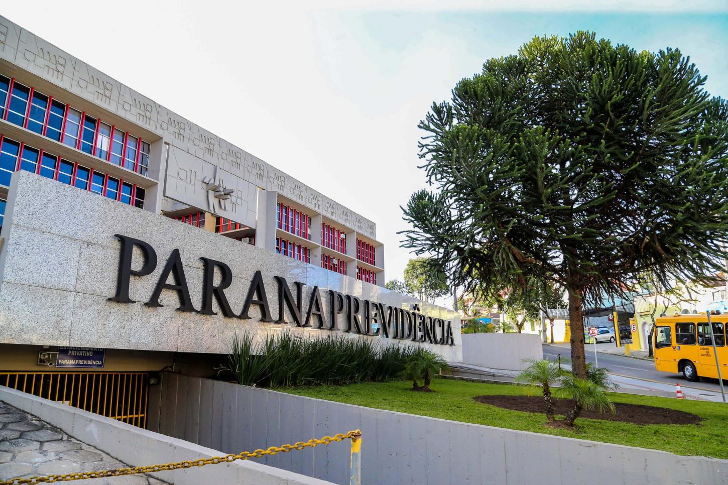 Paranaprevidência abre concurso público com salários de até R$ 9,3 mil