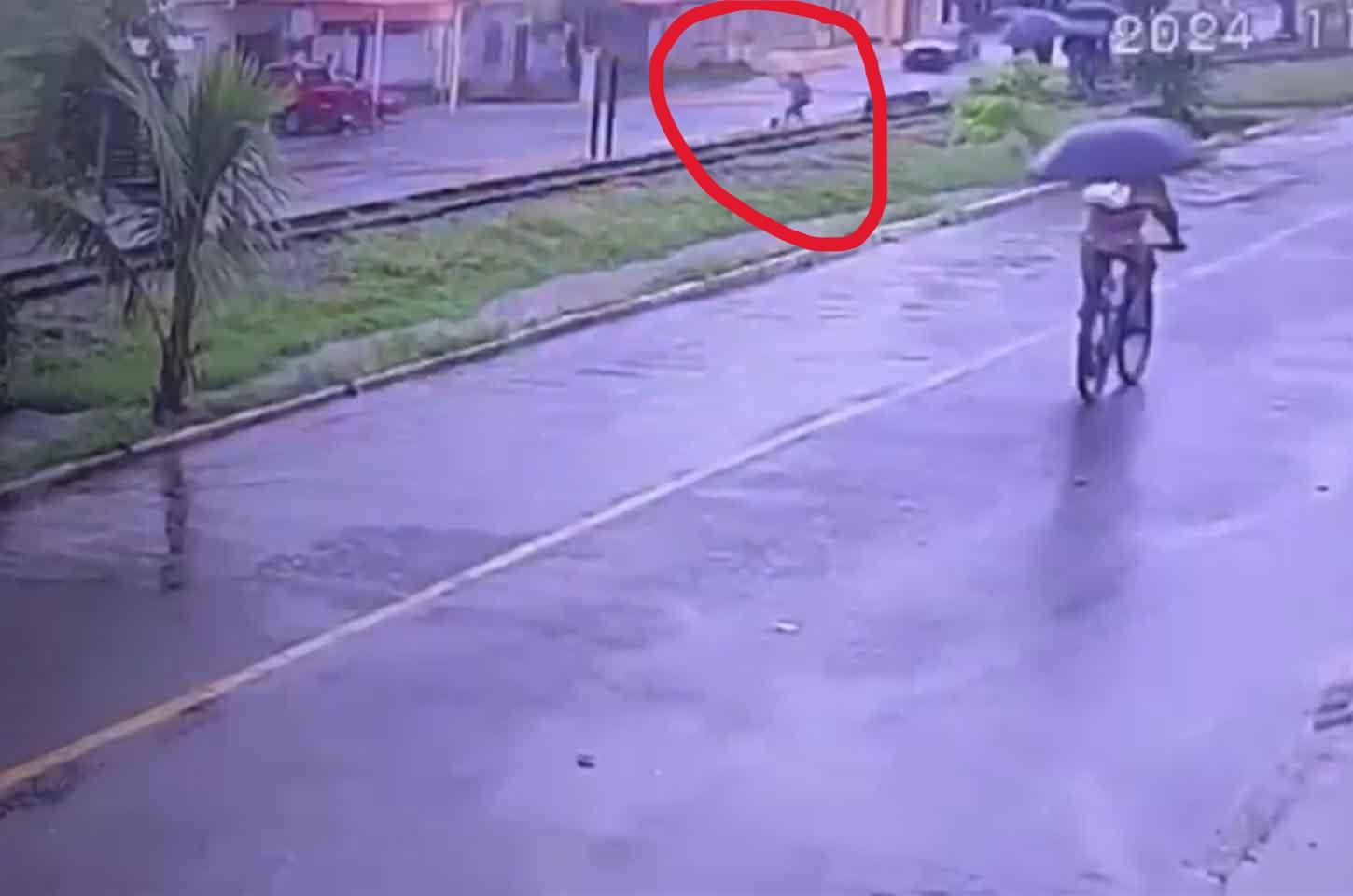 VÍDEO: Menina de 12 anos engolida por bueiro em Salvador Bahia continua desaparecida Assista