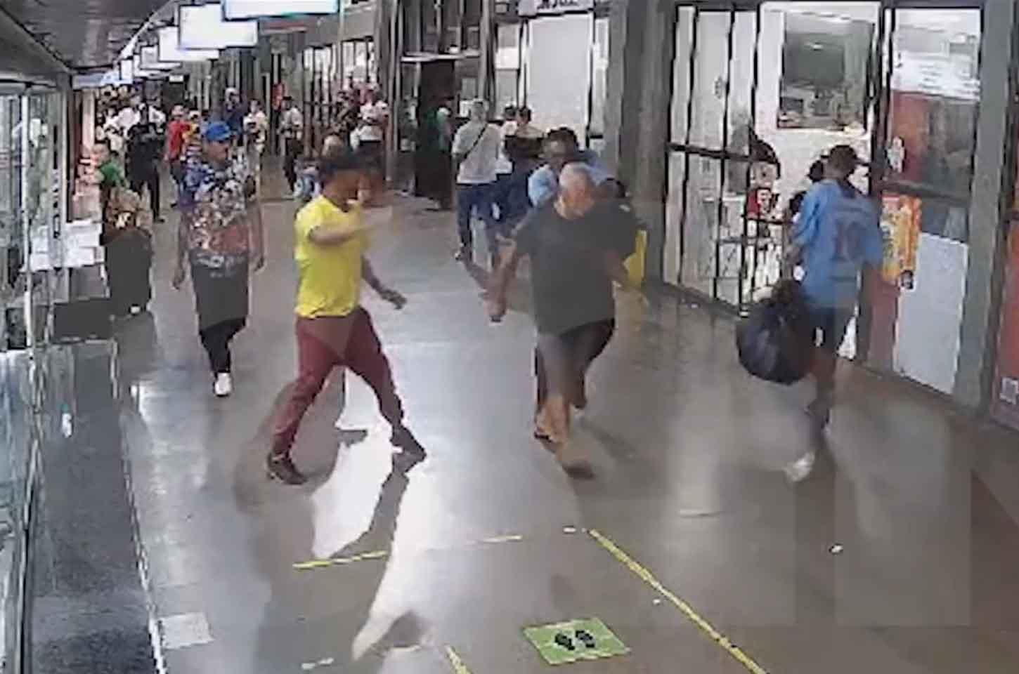 Vídeo mostra homem sendo esfaqueado dentro da rodoviária de Cascavel