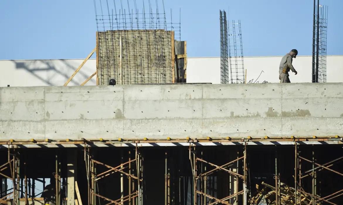 52% das obras contratadas com recursos federais estão paralisadas