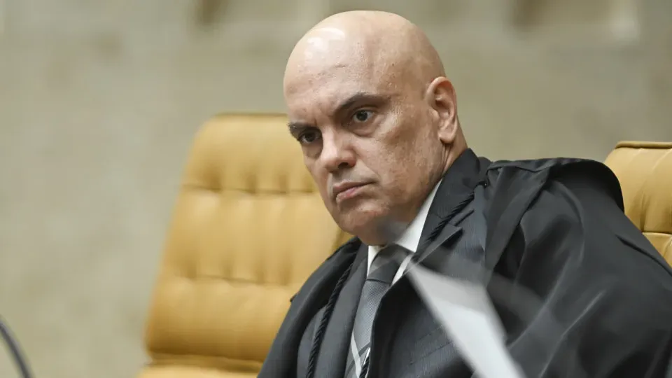 Ministro Alexandre de Moraes pede à PGR análise do pedido de liberação de Bolsonaro para posse de Trump