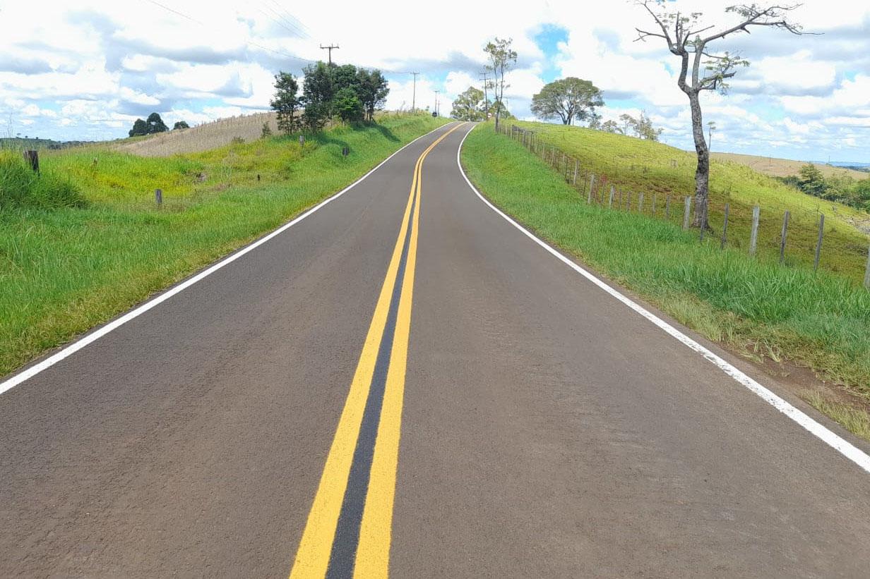 PR-364 entre Palmital e Laranjal recebe nova sinalização após melhorias no pavimento