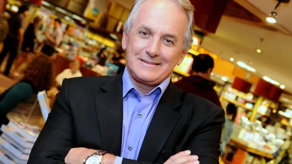 Apresentador Otávio Mesquita se pronuncia após acusação de estupro por ex-assistente de palco do The Noite