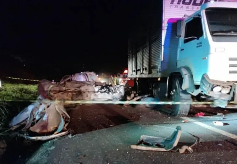 Tragédia na BR-369 entre Cambará e Andirá: Três adultos e uma criança da mesma família morrem em acidente entre carro e ônibus escolar