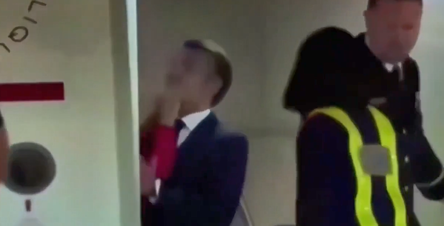 Vídeo de Brigitte Macron dando tapa no rosto do presidente viraliza e governo francês diz que era 