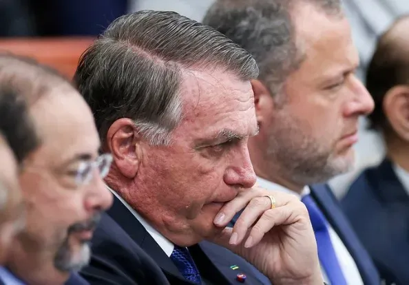 AMEAÇA DE PRISÃO: Divulgação de entrevistas em redes sociais pode levar Bolsonaro à prisão