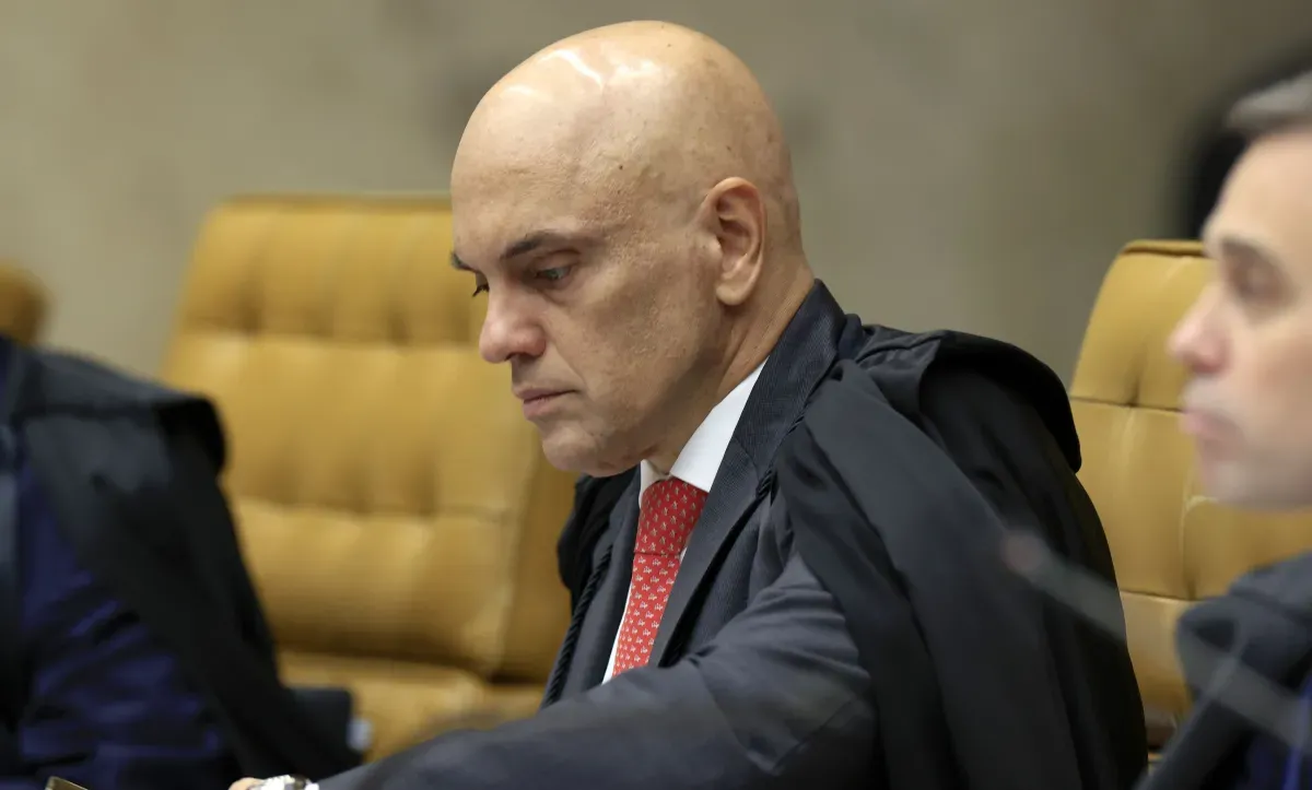 Moraes Adverte Bolsonaro por Descumprimento de Medidas, mas Afasta Prisão Preventiva por Ora
