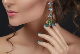 Multinacional é condenada a indenizar trabalhadora proibida de usar brincos