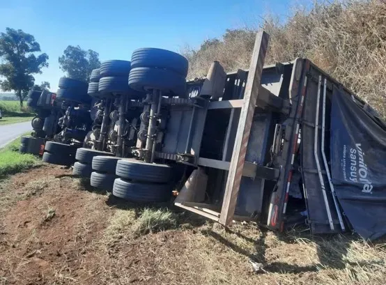 Tombamento de carreta no trevo de Santo Inácio na PR-317