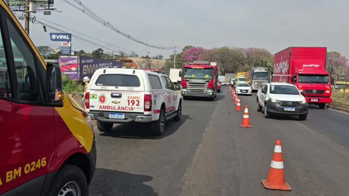 Acidente grave na PR-317 em Maringá entre carro e moto próximo a Shopping Catuaí, deixa vítima em estado grave