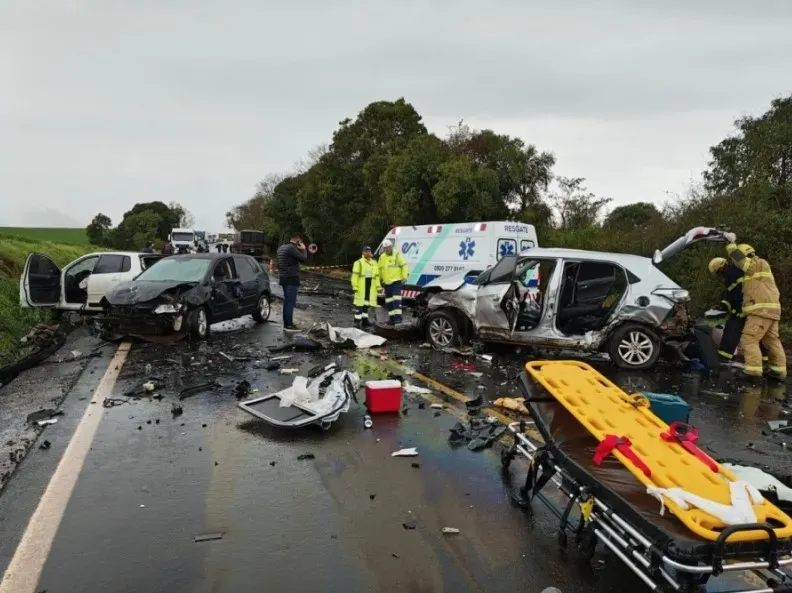 Casal de Marechal Cândido Rondon fica gravemente ferido em colisão com quatro veículos na BR-280