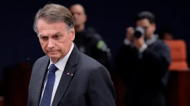 Ministro Alexandre de Moraes decreta prisão domiciliar de Bolsonaro