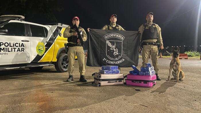 Polícia apreende 25 quilos de maconha em ônibus na PR-986, em Rolândia