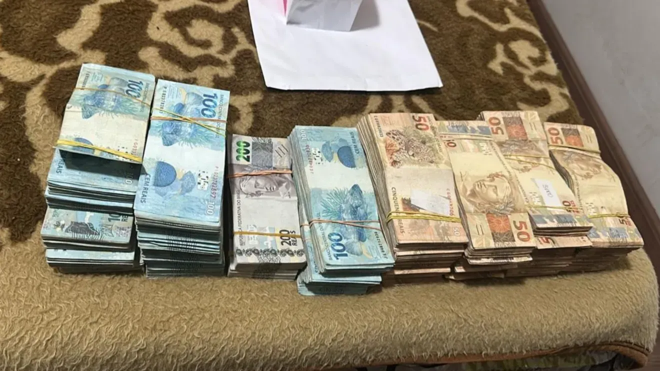 Vídeo com Mansão e Pilha de Dinheiro Gira nas Redes Sociais, Atribuído a Esquema entre Ultrafarma e Fast Shop