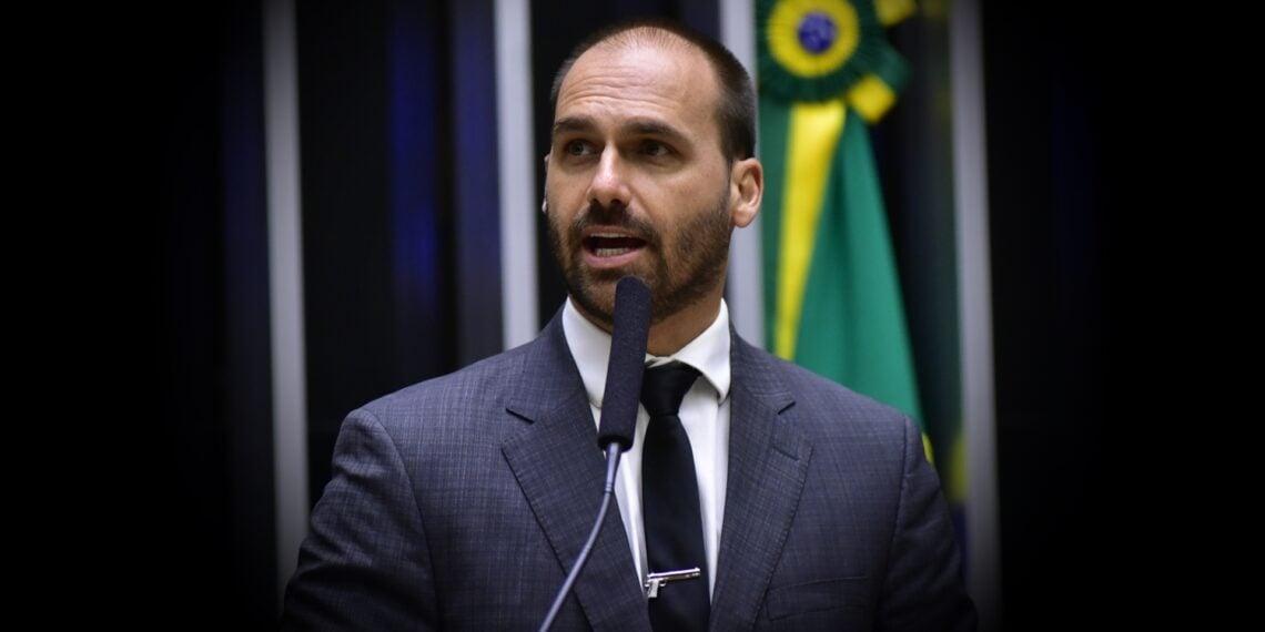 Alexandre de Moraes decide que processo contra Eduardo Bolsonaro terá andamento sem intimação pessoal
